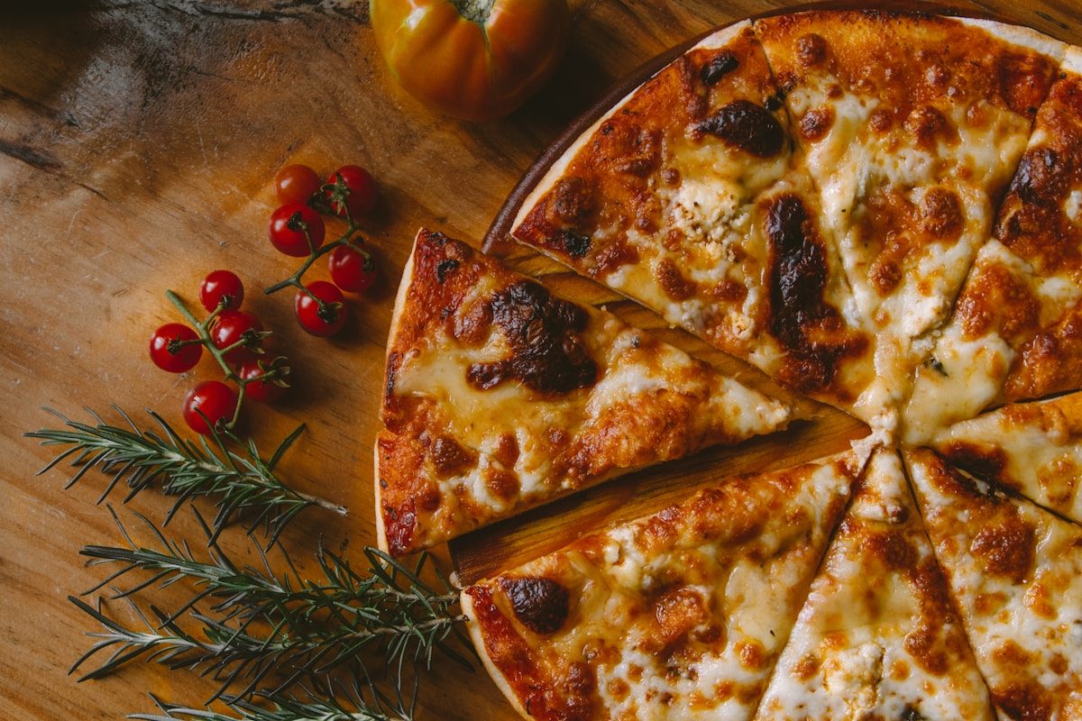 Пицца с румяной корочкой — фотография с сайта ZUD Food